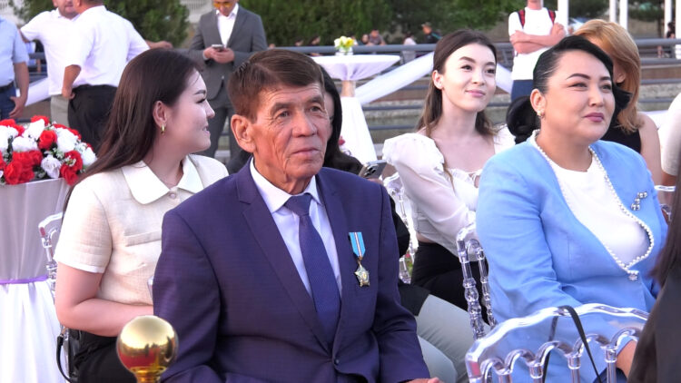 МЕГАПОЛИС МЭРІ ЖУРНАЛИСТЕРДІ ҚҰТТЫҚТАДЫ