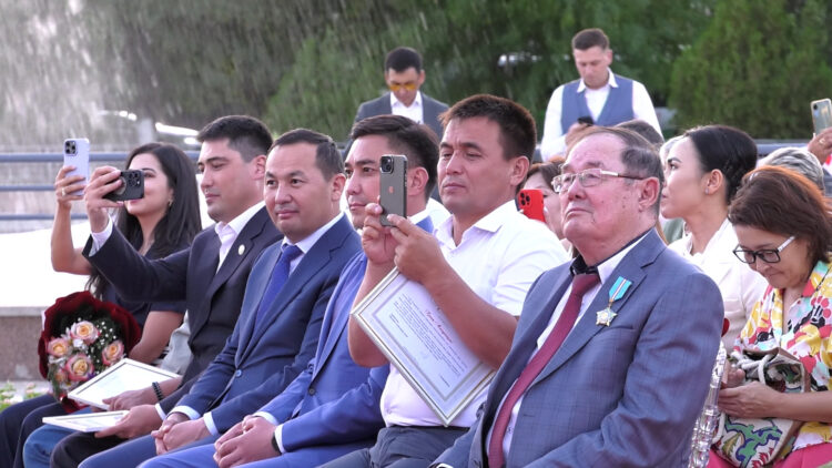 МЕГАПОЛИС МЭРІ ЖУРНАЛИСТЕРДІ ҚҰТТЫҚТАДЫ