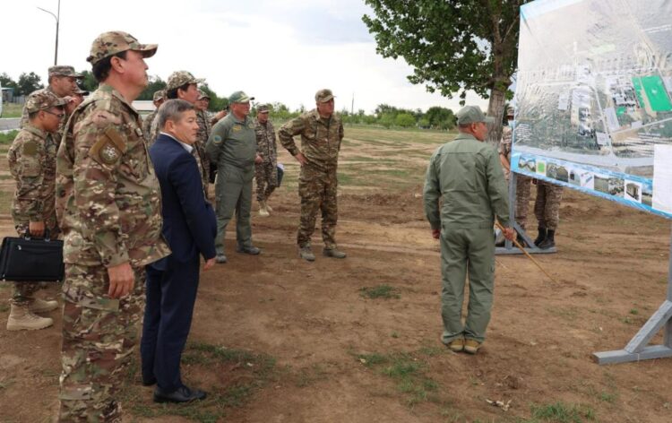 ҚОРҒАНЫС МИНИСТРІ АҚТӨБЕ ГАРНИЗОНЫНДА ЖҰМЫС САПАРЫМЕН БОЛДЫ