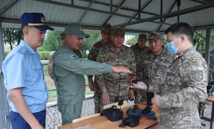 ҚОРҒАНЫС МИНИСТРІ АҚТӨБЕ ГАРНИЗОНЫНДА ЖҰМЫС САПАРЫМЕН БОЛДЫ