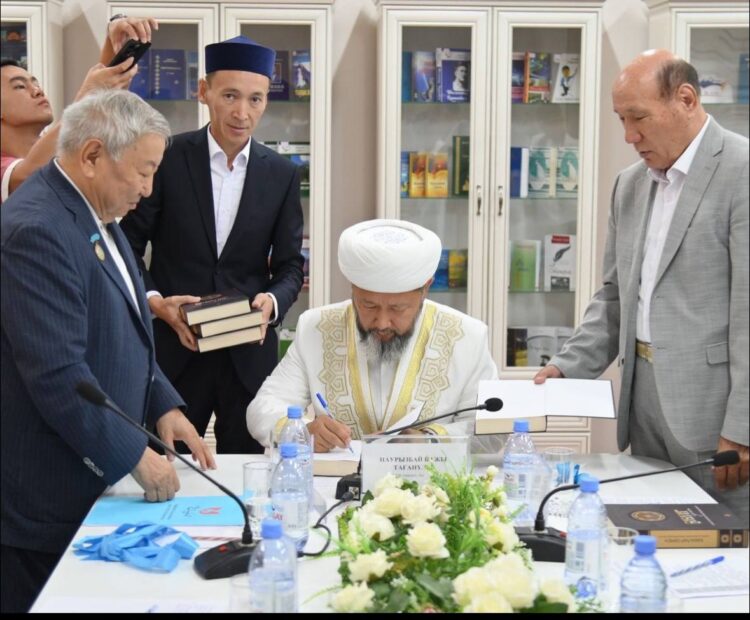 ЖАҢА КІТАПТЫҢ ТҰСАУЫ КЕСІЛДІ