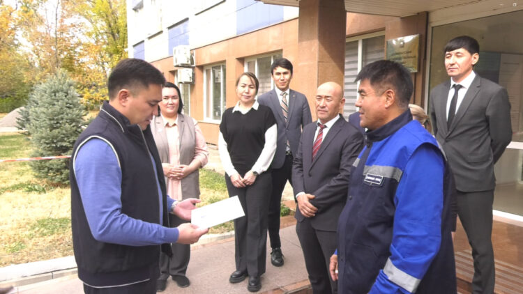 ҚАРАПАЙЫМ ЖҰМЫСШЫНЫ МАРАПАТТАҒАН ӘКІМ