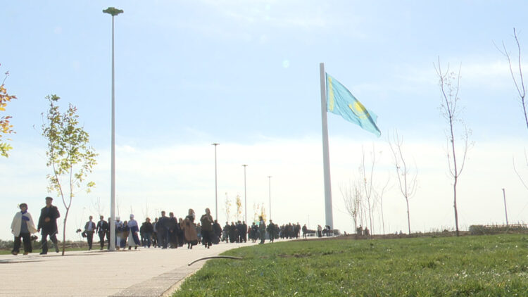 БАЛУАНДЫ ҚОШЕМЕТПЕН ҚАРСЫ АЛДЫ