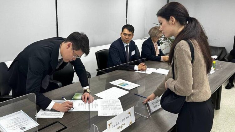 РЕФЕРЕНДУМҒА АЛҒАШҚЫ ДАУЫСТЫҢ БІРІ СЕУЛДЕ БЕРІЛДІ