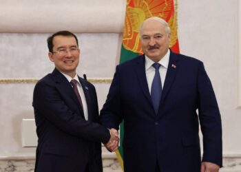 ҚАЗАҚСТАН ЕЛШІСІ БЕЛАРУСЬ ПРЕЗИДЕНТІНЕ СЕНІМ ГРАМОТАЛАРЫН ТАБЫС ЕТТІ
