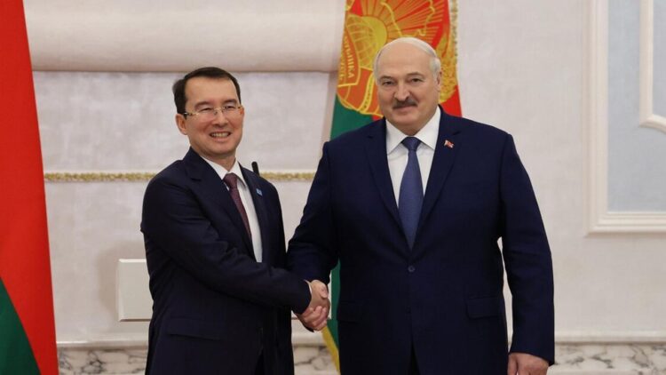 ҚАЗАҚСТАН ЕЛШІСІ БЕЛАРУСЬ ПРЕЗИДЕНТІНЕ СЕНІМ ГРАМОТАЛАРЫН ТАБЫС ЕТТІ