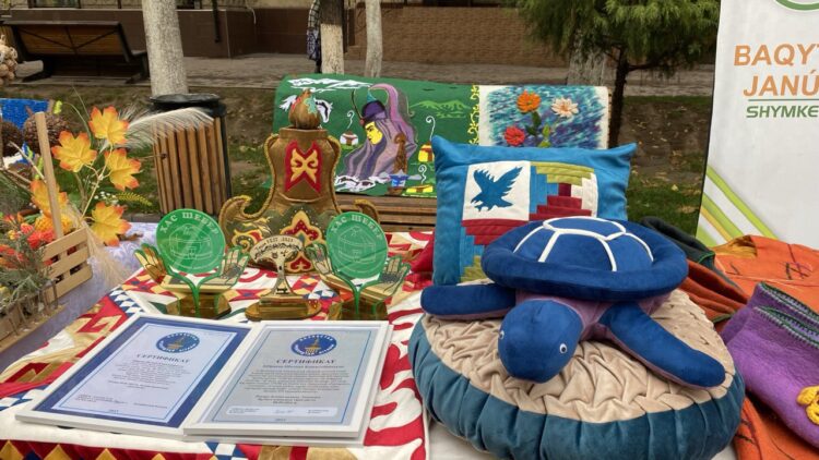 ЕРЕКШЕ АДАМДАРДЫҢ ҚОЛӨНЕР БҰЙЫМДАРЫ