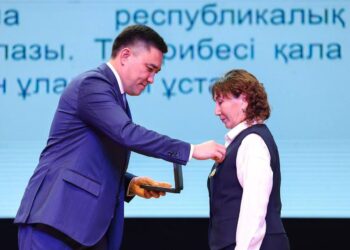 ҰСТАЗДАРҒА ҚҰРМЕТ КӨРСЕТІЛДІ