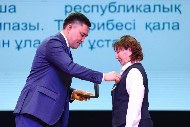 ҰСТАЗДАРҒА ҚҰРМЕТ КӨРСЕТІЛДІ