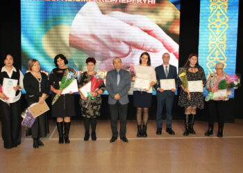 ӘЛЕУМЕТТІК САЛА ҚЫЗМЕТКЕРЛЕРІНЕ ҚҰРМЕТ КӨРСЕТІЛДІ