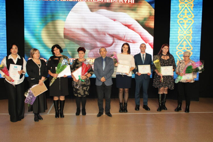 ӘЛЕУМЕТТІК САЛА ҚЫЗМЕТКЕРЛЕРІНЕ ҚҰРМЕТ КӨРСЕТІЛДІ