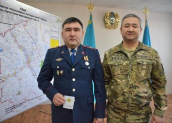 ЖАСӨСПІРІМДЕРДІ СУДА ҚҰТҚАРҒАНЫ ҮШІН ПОЛИЦИЯ ҚЫЗМЕТКЕРІ ЕРДӘУЛЕТ МАКИМОВ МАРАПАТТАЛДЫ