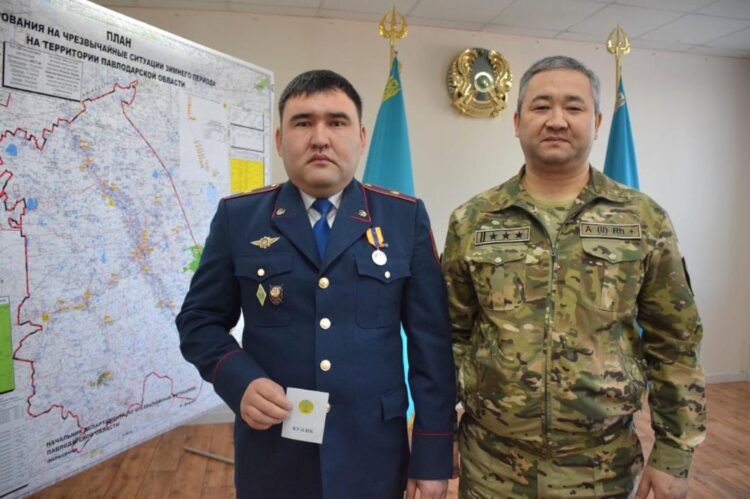 ЖАСӨСПІРІМДЕРДІ СУДА ҚҰТҚАРҒАНЫ ҮШІН ПОЛИЦИЯ ҚЫЗМЕТКЕРІ ЕРДӘУЛЕТ МАКИМОВ МАРАПАТТАЛДЫ