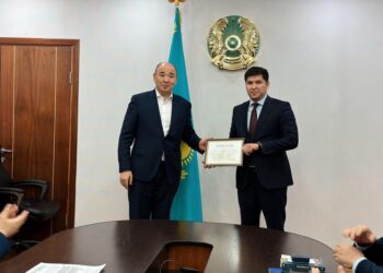 ҚАНАТ ШАРЛАПАЕВ СУ ТАСҚЫНЫНАН ЗАРДАП ШЕККЕН ӨҢІРЛЕРДІ БАСПАНАМЕН ҚАМТАМАСЫЗ ЕТУГЕ ҚАТЫСҚАН МАМАНДАРДЫ МАРАПАТТАДЫ