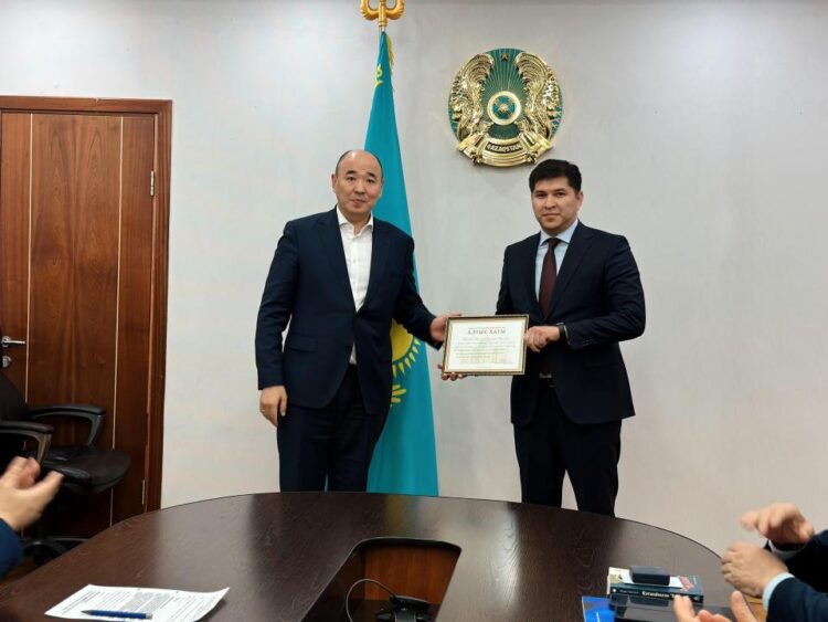 ҚАНАТ ШАРЛАПАЕВ СУ ТАСҚЫНЫНАН ЗАРДАП ШЕККЕН ӨҢІРЛЕРДІ БАСПАНАМЕН ҚАМТАМАСЫЗ ЕТУГЕ ҚАТЫСҚАН МАМАНДАРДЫ МАРАПАТТАДЫ