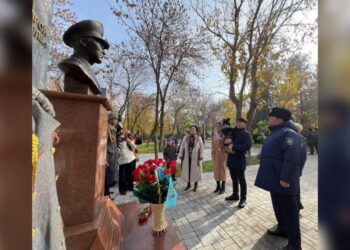 ЕРЛІККЕ ТАҒЗЫМ. ЖАМБЫЛДЫҚТАР ХАЛЫҚ ҚАҺАРМАНЫ ҒАЗИЗ БАЙТАСОВТЫ ЕСКЕ АЛДЫ