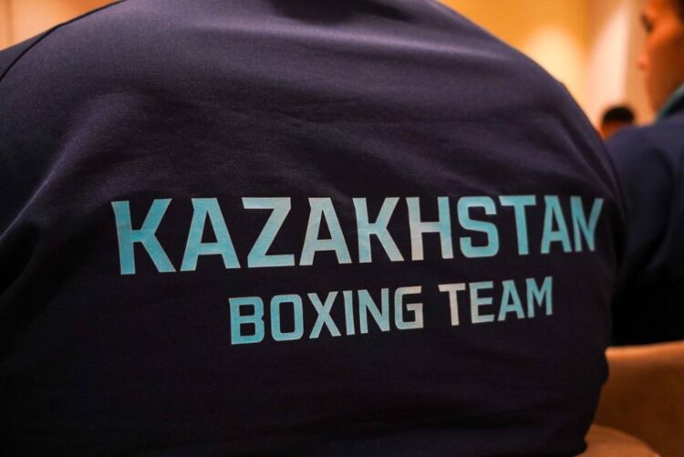 ЕРБОЛ МЫРЗАБОСЫНОВ ӘЛЕМ ЧЕМПИОНАТЫНДА ҮЗДІК НӘТИЖЕ КӨРСЕТКЕН ЖАС БОКСШЫЛАРМЕН КЕЗДЕСТІ