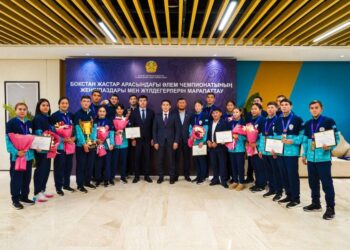 ЕРБОЛ МЫРЗАБОСЫНОВ ӘЛЕМ ЧЕМПИОНАТЫНДА ҮЗДІК НӘТИЖЕ КӨРСЕТКЕН ЖАС БОКСШЫЛАРМЕН КЕЗДЕСТІ