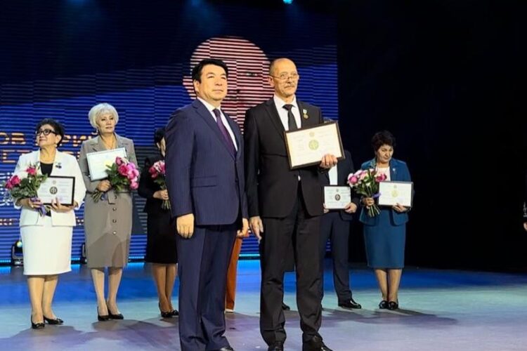 ШЫМКЕНТТІК МҰҒАЛІМДЕР «ҮЗДІК ПЕДАГОГ» АТАНДЫ