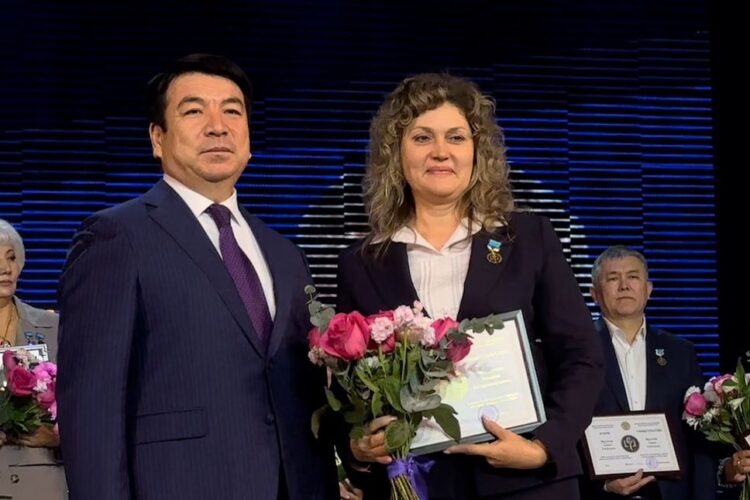 ШЫМКЕНТТІК МҰҒАЛІМДЕР «ҮЗДІК ПЕДАГОГ» АТАНДЫ