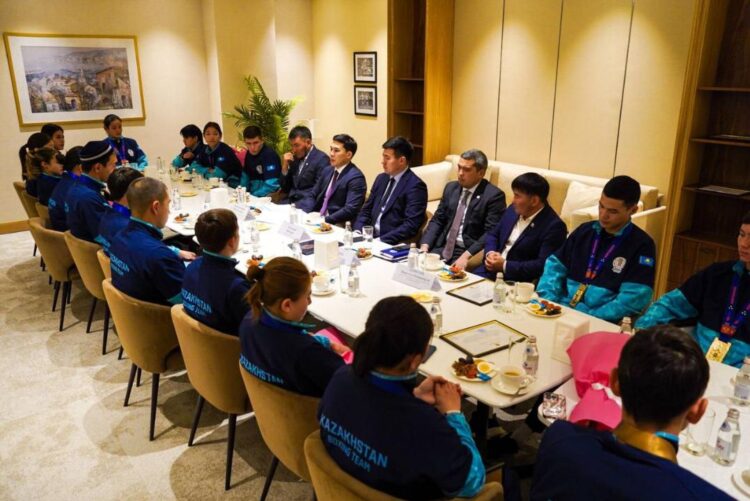 ЕРБОЛ МЫРЗАБОСЫНОВ ӘЛЕМ ЧЕМПИОНАТЫНДА ҮЗДІК НӘТИЖЕ КӨРСЕТКЕН ЖАС БОКСШЫЛАРМЕН КЕЗДЕСТІ