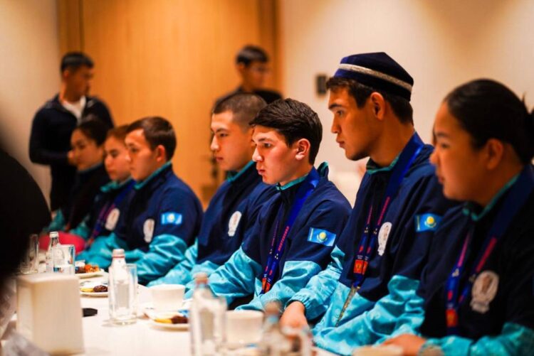 ЕРБОЛ МЫРЗАБОСЫНОВ ӘЛЕМ ЧЕМПИОНАТЫНДА ҮЗДІК НӘТИЖЕ КӨРСЕТКЕН ЖАС БОКСШЫЛАРМЕН КЕЗДЕСТІ