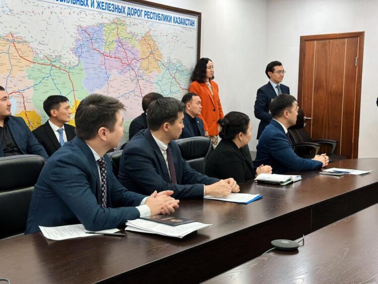 ҚАНАТ ШАРЛАПАЕВ СУ ТАСҚЫНЫНАН ЗАРДАП ШЕККЕН ӨҢІРЛЕРДІ БАСПАНАМЕН ҚАМТАМАСЫЗ ЕТУГЕ ҚАТЫСҚАН МАМАНДАРДЫ МАРАПАТТАДЫ