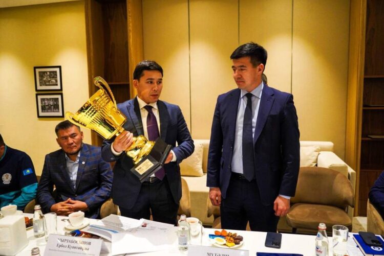 ЕРБОЛ МЫРЗАБОСЫНОВ ӘЛЕМ ЧЕМПИОНАТЫНДА ҮЗДІК НӘТИЖЕ КӨРСЕТКЕН ЖАС БОКСШЫЛАРМЕН КЕЗДЕСТІ