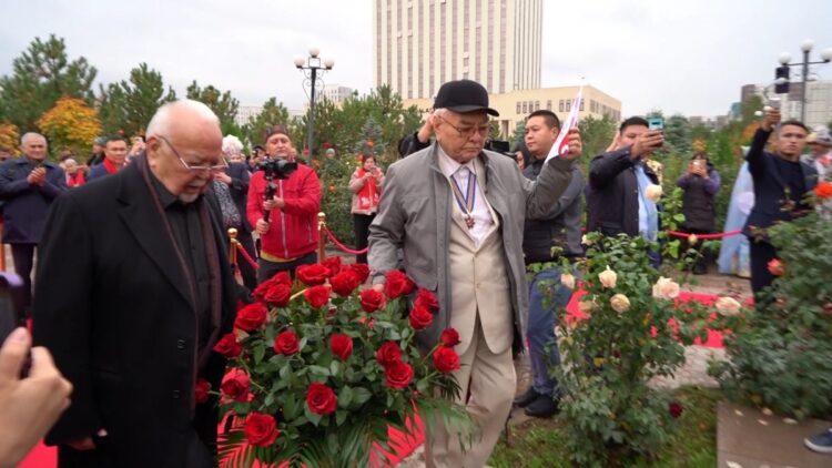 ӘЗІРБАЙЖАН ТЕАТРЫНЫҢ ӘРТІСТЕРІ ШЫМКЕНТТІК САХНАДЫ ӨНЕР КӨРСЕТТІ