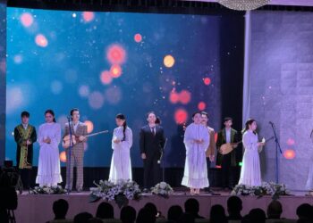 ҮШ БӘЙТЕРЕК — ҮШ АЛЫП