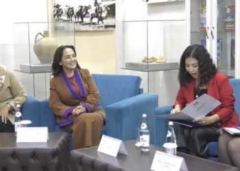 ҮШ БӘЙТЕРЕК — ҮШ АЛЫП