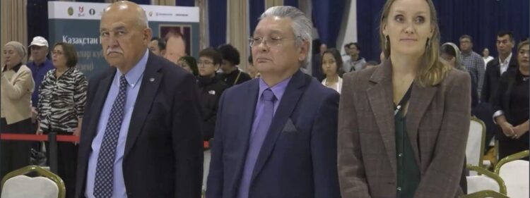 ҮШ БӘЙТЕРЕК — ҮШ АЛЫП