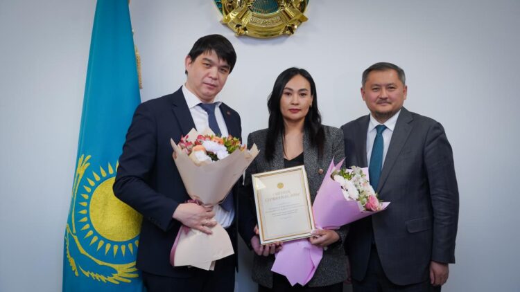 10 ЖАС ҒАЛЫМ ПӘТЕР ИЕСІ АТАНДЫ