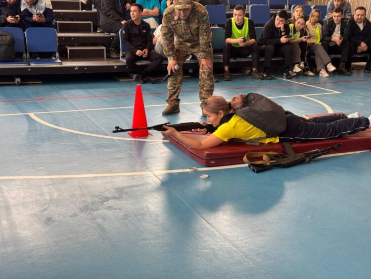 АЛМАТЫДА МҰҒАЛІМДЕР АРАСЫНДА ӘСКЕРИЛЕНДІРІЛГЕН ЭСТАФЕТА ӨТТІ