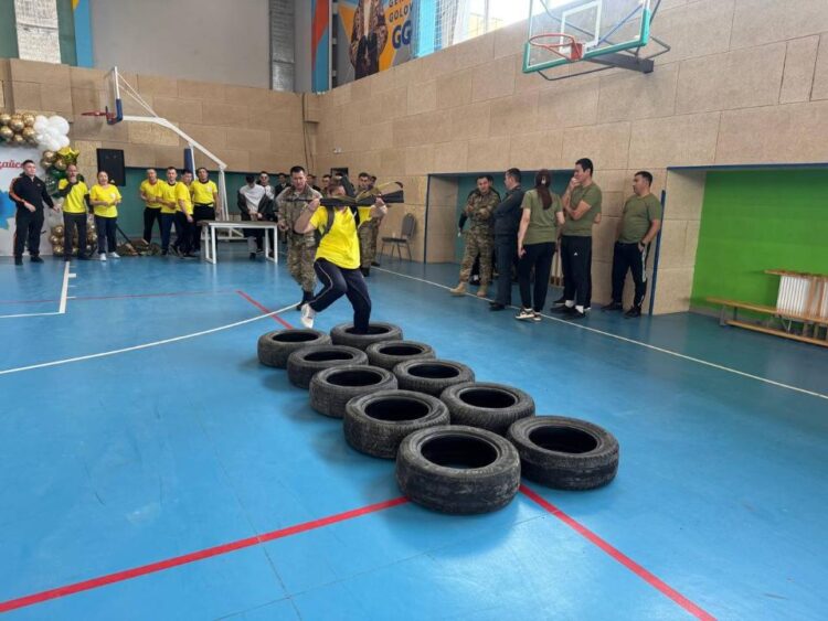 АЛМАТЫДА МҰҒАЛІМДЕР АРАСЫНДА ӘСКЕРИЛЕНДІРІЛГЕН ЭСТАФЕТА ӨТТІ