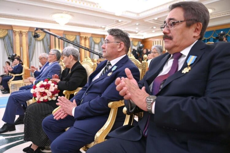 ҚР ПРЕЗИДЕНТІ ДЕНСАУЛЫҚ САҚТАУ САЛАСЫНЫҢ ҮЗДІК ӨКІЛДЕРІНЕ МЕМЛЕКЕТТІК НАГРАДАЛАР ТАБЫС ЕТТІ