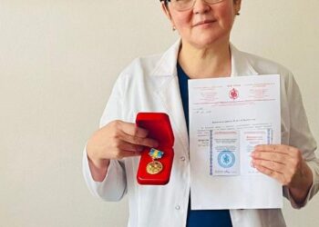 САЛТАНАТ ИСАҒАЛИЕВА 10 МЫҢ МЕТР БИІКТІКТЕ АДАМ ӨМІРІН САҚТАП ҚАЛДЫ