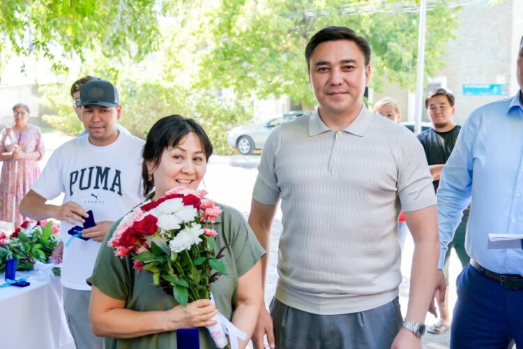 АПАТТЫ ҮЙ ТҰРҒЫНДАРЫ ЖАҢА ҮЙГЕ ҚОНЫСТАНДЫ