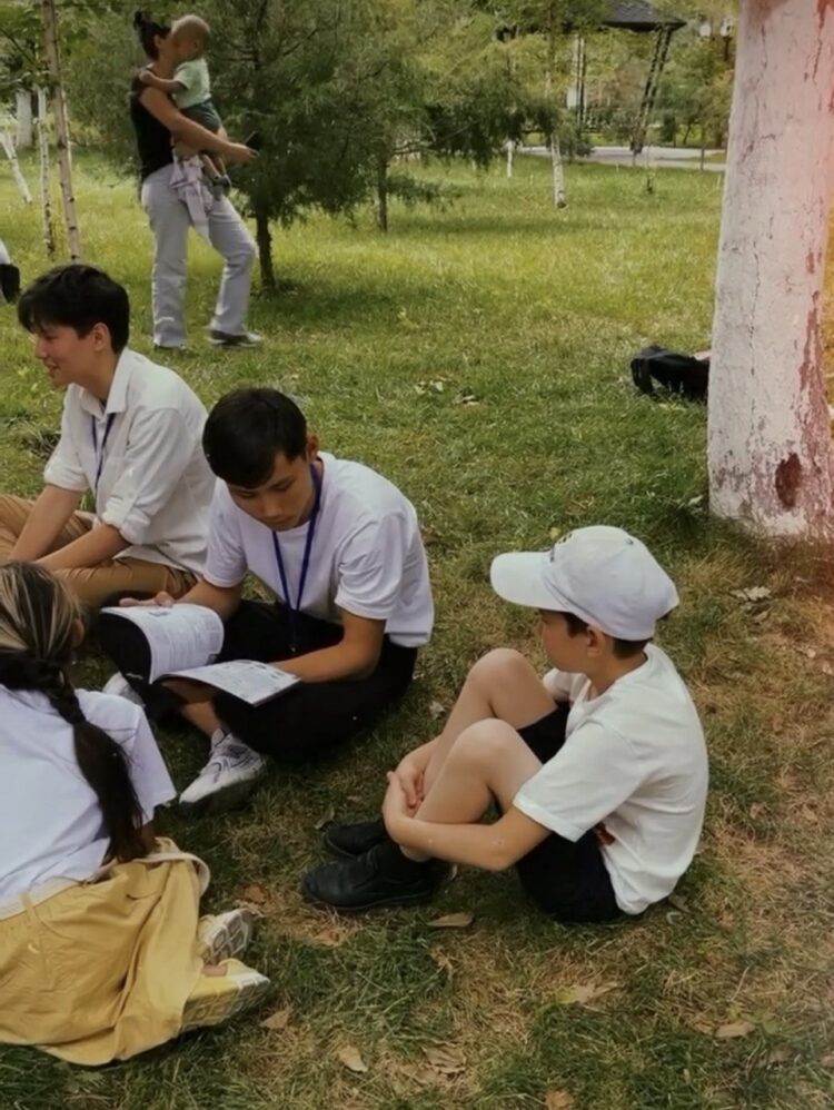 БІР ЖОБА — БЕС ТІЛ