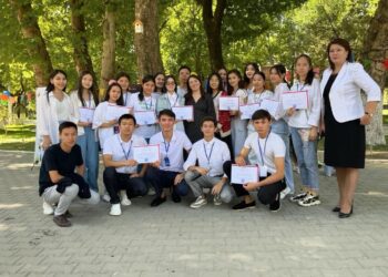 БІР ЖОБА — БЕС ТІЛ