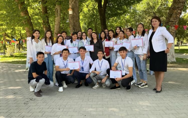 БІР ЖОБА — БЕС ТІЛ