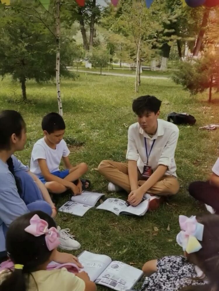 БІР ЖОБА — БЕС ТІЛ