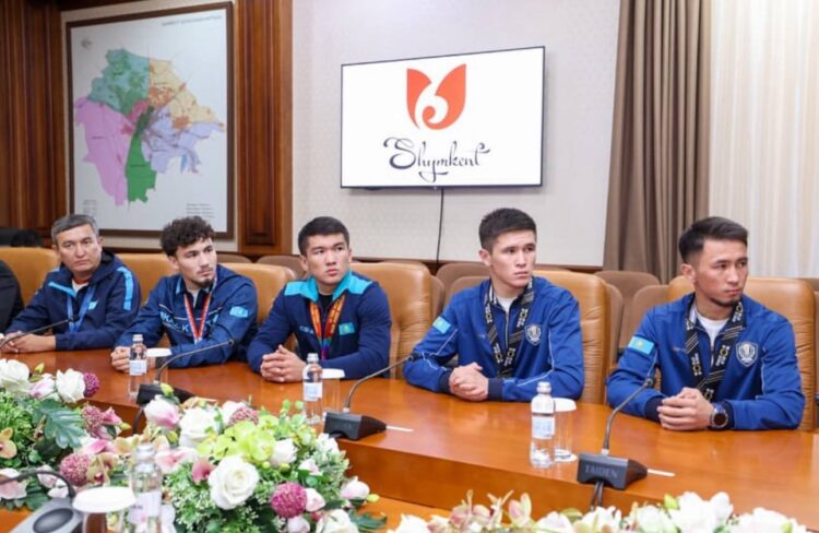 ӘЛЕМДІ БАҒЫНДЫРҒАН ЧЕМПИОНДАРҒА ҚҰРМЕТ