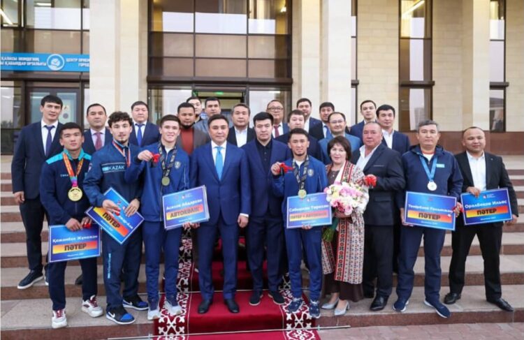 ӘЛЕМДІ БАҒЫНДЫРҒАН ЧЕМПИОНДАРҒА ҚҰРМЕТ