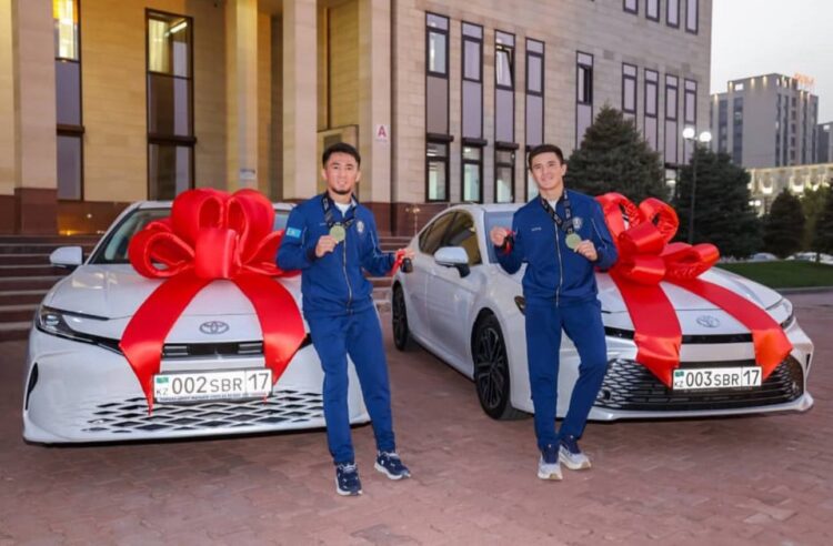 ӘЛЕМДІ БАҒЫНДЫРҒАН ЧЕМПИОНДАРҒА ҚҰРМЕТ