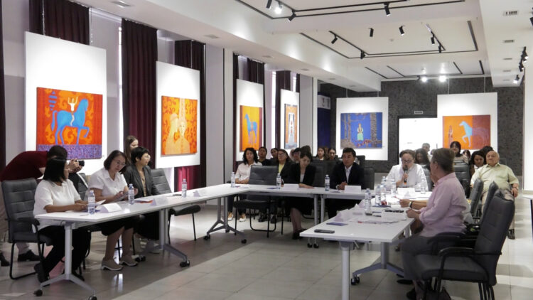 СУРЕТШІЛЕРДІҢ АЛҒАШҚЫ ХАЛЫҚАРАЛЫҚ СЕМИНАРЫ