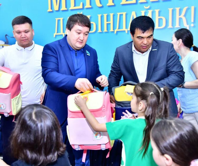 200 ОҚУШЫҒА СӨМКЕ ТАРАТЫЛДЫ