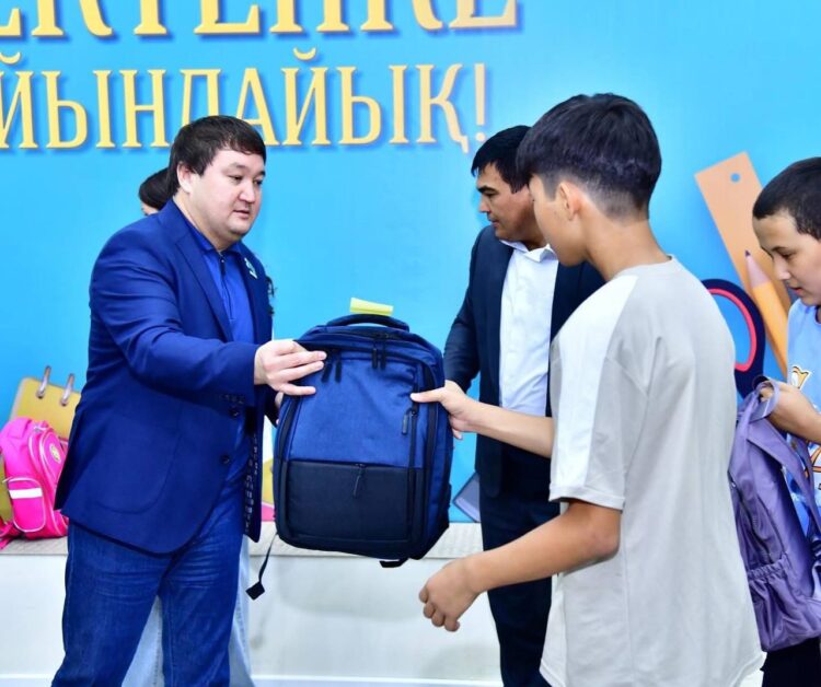 200 ОҚУШЫҒА СӨМКЕ ТАРАТЫЛДЫ