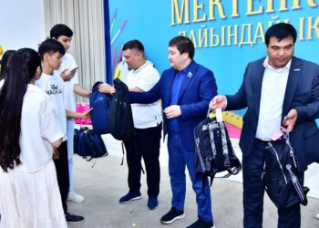 200 ОҚУШЫҒА СӨМКЕ ТАРАТЫЛДЫ