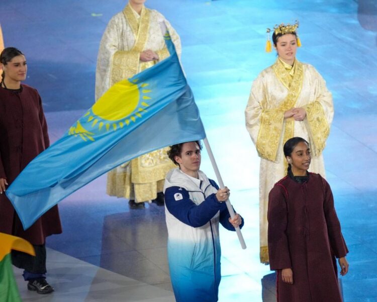 ҚАЗАҚСТАН ТУЫН ОЛИМПИАДА ЖАБЫЛУЫНДА МИХАИЛ ШАЙДОРОВ КӨТЕРДІ